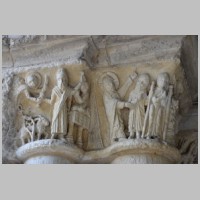Boscherville, photo Patrick on flickr, Salle capitulaire - Chapiteaux (le sacrifice d'Abraham à gauche).jpg
