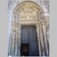 Chartres, photo Fab5669, left, Wikipedia.jpg