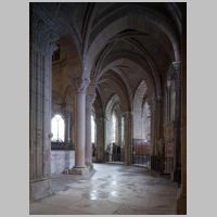 Cathédrale Saint-Mammès de Langres, photo Andrew J. Tallon, mcid.mcah.columbia.edu, chevet, south ambulatory, looking northeast.png