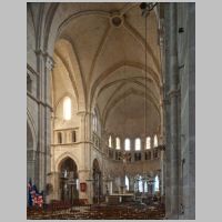 Cathédrale Saint-Mammès de Langres, photo mcid.mcah.columbia.edu, chevet and crossing from nave.png