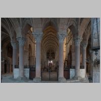 Cathédrale Saint-Mammès de Langres, photo mcid.mcah.columbia.edu, chevet arcade looking into chevet from ambulatory aisle,2.png