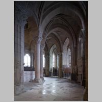 Cathédrale Saint-Mammès de Langres, photo mcid.mcah.columbia.edu, chevet, south ambulatory, looking northeast.png
