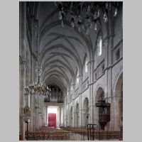Cathédrale Saint-Mammès de Langres, photo mcid.mcah.columbia.edu, looking northwest into nave,2.png