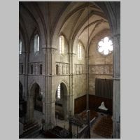 Cathédrale Saint-Mammès de Langres, photo mcid.mcah.columbia.edu, looking northwest into north transept and nave.png