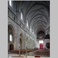 Cathédrale Saint-Mammès de Langres, photo mcid.mcah.columbia.edu, looking southwest, south nave elevation.png