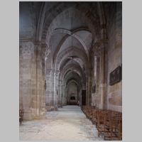 Cathédrale Saint-Mammès de Langres, photo mcid.mcah.columbia.edu, north nave aisle looking west.png