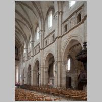 Cathédrale Saint-Mammès de Langres, photo mcid.mcah.columbia.edu, north nave elevation looking west.png