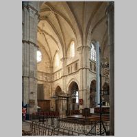 Cathédrale Saint-Mammès de Langres, photo mcid.mcah.columbia.edu, north transept and crossing from nave.png