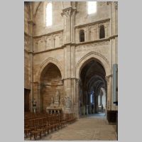 Cathédrale Saint-Mammès de Langres, photo mcid.mcah.columbia.edu, north transept looking east down ambulatory aisle.png