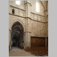 Cathédrale Saint-Mammès de Langres, photo mcid.mcah.columbia.edu, north transept looking west down nave aisle.png