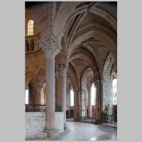 Cathédrale Saint-Mammès de Langres, photo mcid.mcah.columbia.edu, south ambulatory aisle.png