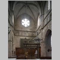 Cathédrale Saint-Mammès de Langres, photo mcid.mcah.columbia.edu, south transept, looking southwest.png