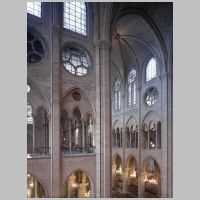 Paris, Cathédrale, photo ba Andrew Tallon, mcid.mcah.columbia.edu, south transept, gallery looking northwest into nave.png