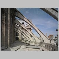 Paris, Cathédrale, photo mcid.mcah.columbia.edu, chevet, north side, clerestory and flyers looking west toward north transept,2.png
