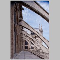 Paris, Cathédrale, photo mcid.mcah.columbia.edu, chevet, north side, clerestory and flyers looking west towards north transept.png