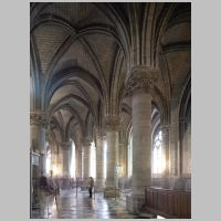 Paris, Cathédrale, photo mcid.mcah.columbia.edu, chevet, south aisles, looking east into ambulatory.png