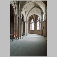 Paris, Cathédrale, photo mcid.mcah.columbia.edu, chevet, south gallery level looking east.png