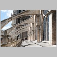 Paris, Cathédrale, photo mcid.mcah.columbia.edu, nave, south clerestory and flying buttresses looking west towards south tower.png