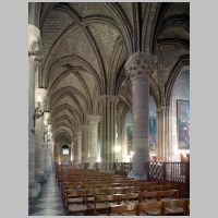 Paris, Cathédrale, photo mcid.mcah.columbia.edu, north nave inner aisle looking northwest.png