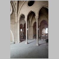Paris, Cathédrale, photo mcid.mcah.columbia.edu, north transept, east gallery level looking southeast into chevet.png