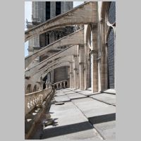 Paris, Cathédrale, photo mcid.mcah.columbia.edu, south clerestory and flying buttresses looking west towards south tower.png