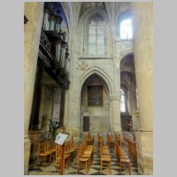 Cathédrale Saint-Maclou de Pontoise, photo Pierre Poschadel, Wikipedia, Seconde travée de la nef (la première étant occupée par la tribune d'orgue), vue depuis le sud sur la base du clocher.jpg