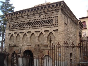 Fachada principal actual. A la derecha el muro de la qibla, con un único arco de herradura, que daba acceso al mihrab